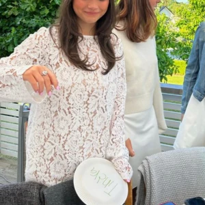 Studentklänning  - Oanvänd studentklänning med lapparna kvar från nakd. Från Josefin Hjs kollektion 