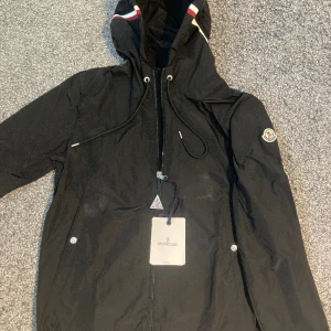 Moncler Vindjacka - Säljer denna helt nya moncler vindjackan. Pris kan diskuteras vid snabb affär.