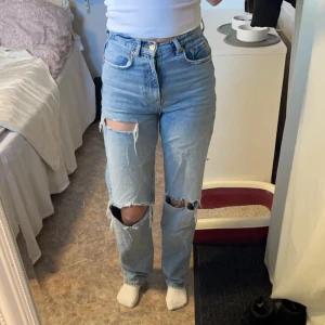Jeans från Gina tricot  - Högmidajde jeans med hål från Gina Tricot. Fint skick men hålen är lite uttöjda 