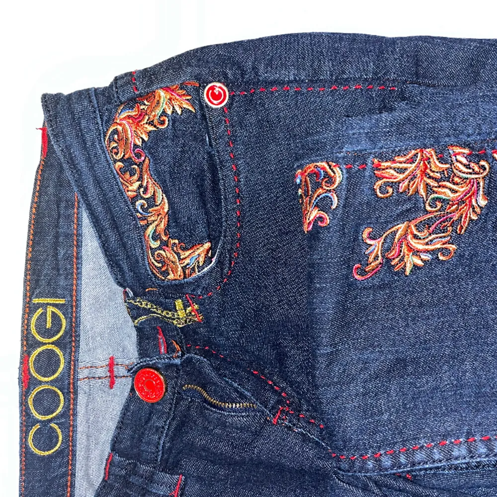 Raka Jeans köpt i Berlin men aldrig använt, bra skick, lågmidjade, svänger ut lite längst ned. Jeans & Byxor.