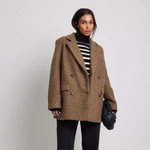 Kappa NAKD - Skitsnygg kappa från NAKD. Köpt i höstas och har använts ett fåtal gånger men är i princip i nyskick. Säljer pga att den inte kommer till användning. Nypris 999 kr. 