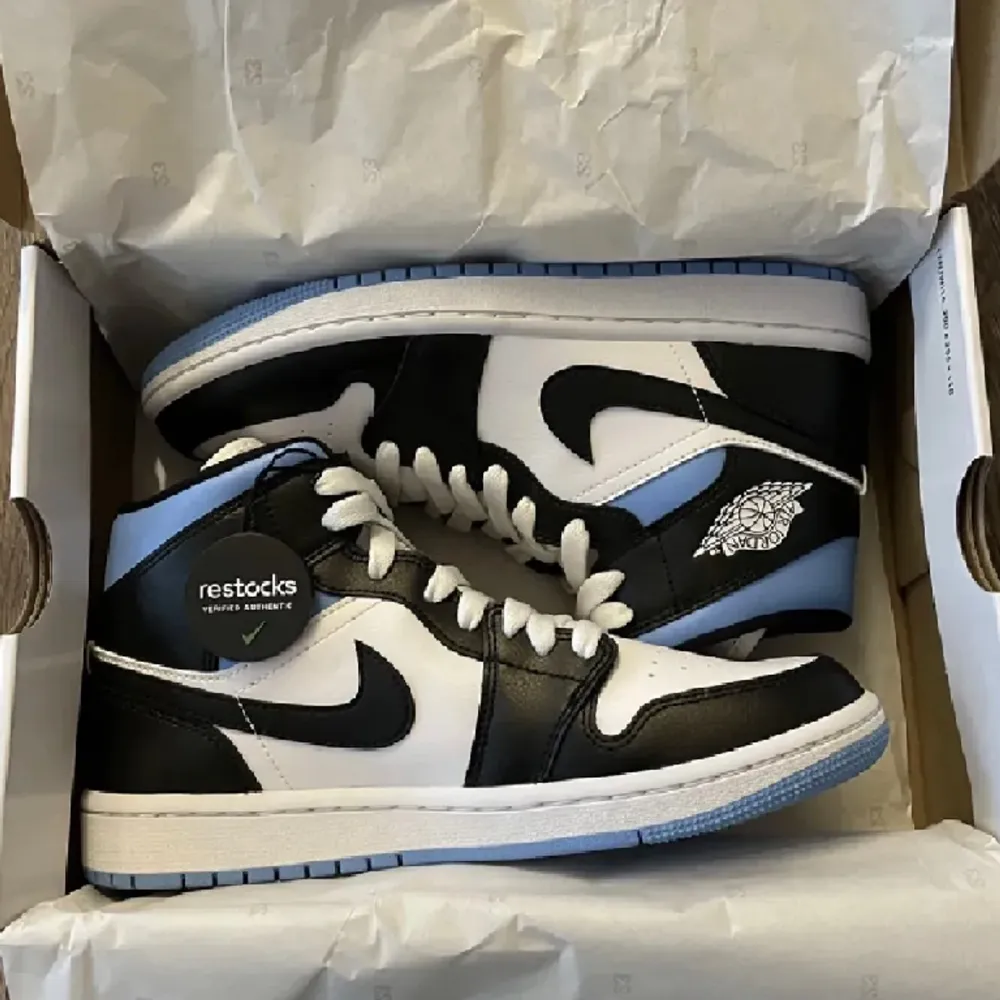 säljer dessa supercoola Air Jordan 1 mid!!🤩🤩 köpa på Restocks för 2500kr! . Skor.