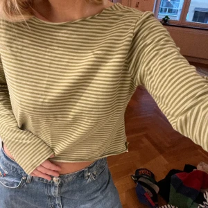 randig tröja  - bra skick! jag är 165 cm lång och brukar ha 38 i stolek! skriv om ni har frågor ⚡️