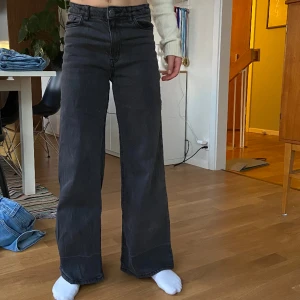 Lindex jeans - Snygga high waist jeans från Lindex. De har knappt några tecken på användning, utan säljs pga att de är försmå. Pris går att diskutera💗