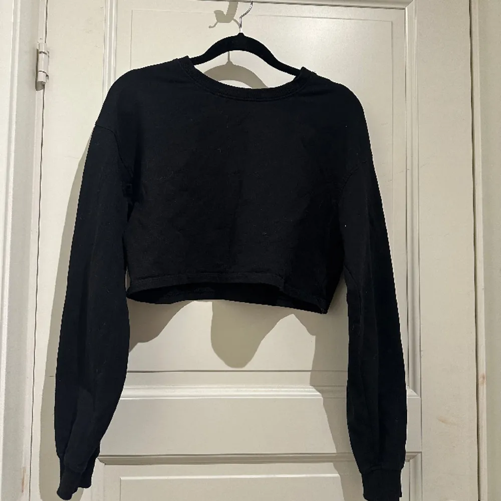 Basic svart croppad tröja, som ny, så nice o ha till gymmet, köparen står för frakt . Tröjor & Koftor.