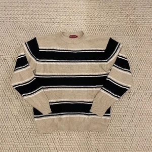 Stickad tröja  - Beige svart stickad tröja I bra skick och storlek m  