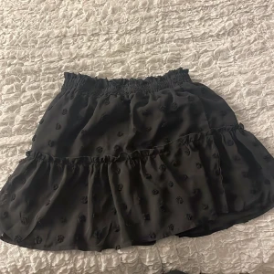 En svart kjol - En svart kjol som aldrig har blivit använd för att den inte har passat🩷