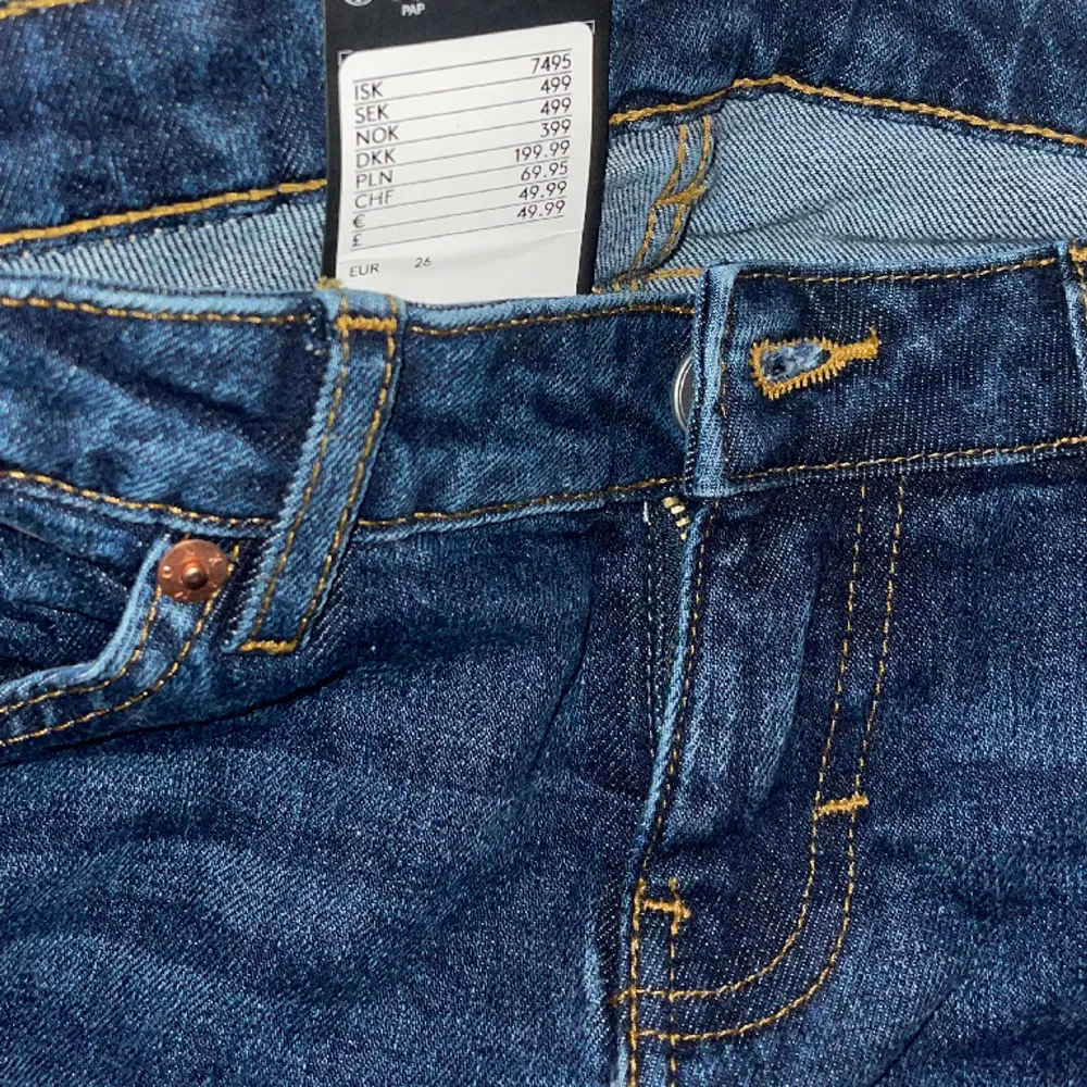 Supersöta lågmidjade jeans från monki med gullig rosettdetalj på bakfickorna. Endast använda ett fåtal gånger. Liten slitning vid gylfen som var där när jag fick hem jeansen nya som inte syns så jättetydligt ( se sista bilden ). Jeans & Byxor.