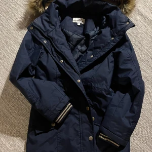 Marinblå fodrad jacka - Jackan är fodrad och i mycket bra skick.