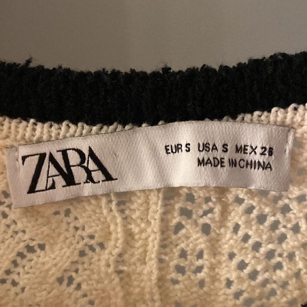 Säljer min Zara blus då den börjar bli lite liten, jätte fin. Helt nyskick bara andvänd en gång!❤️. Blusar.