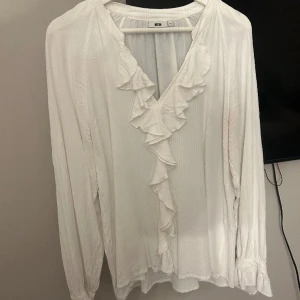 Vit blus med volanger - Världens finaste blus/skjorta i nyskick endast använd EN gång! Från zalando och ord pris 550kr! (Liten i storleken)💘