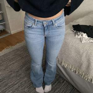 Ett par blå bootcut jeans med låg midja i superfint skick! Jag är 162 cm lång och de passar mig perfekt. 