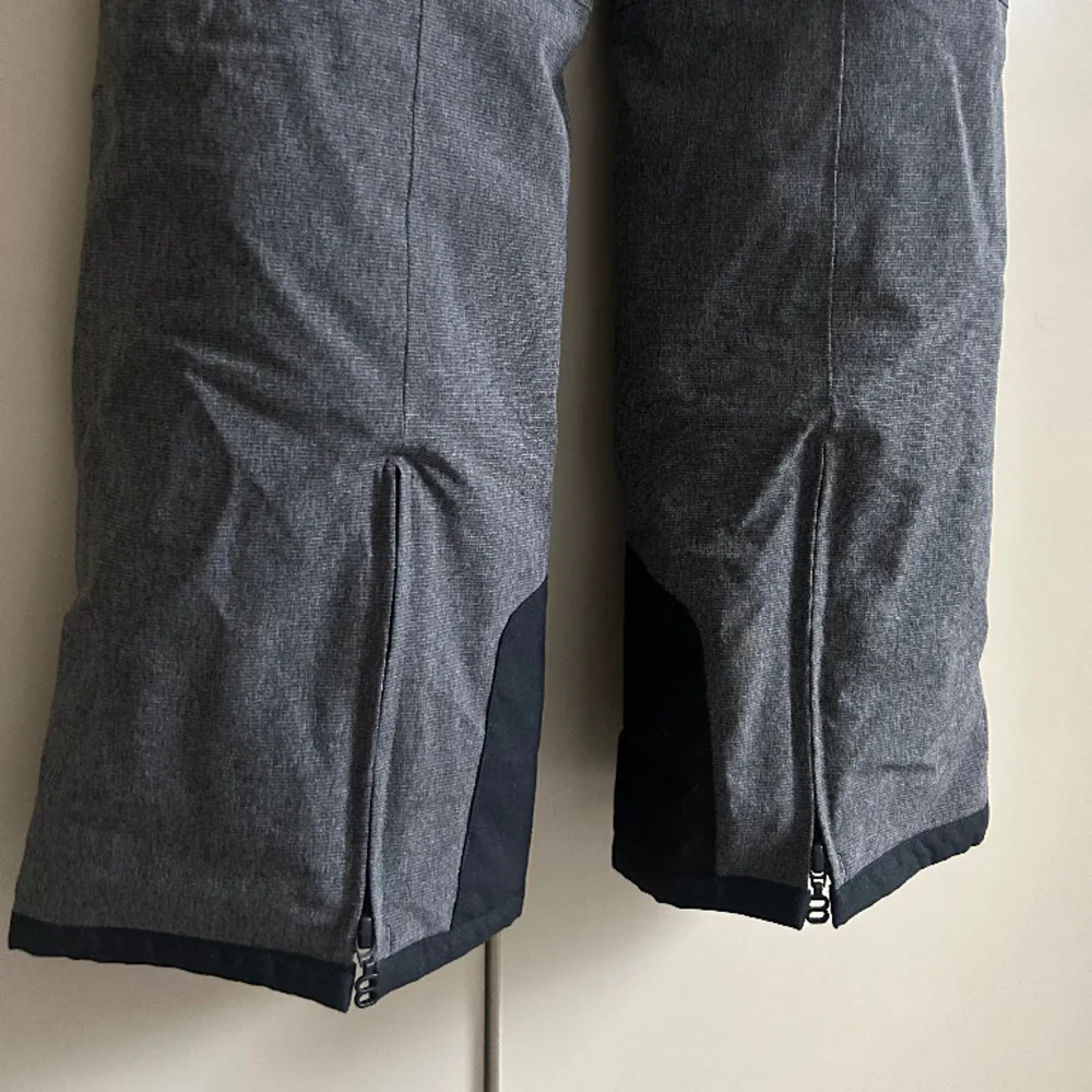Skidbyxor från 8848 i storlek 38. Endast använda ett par veckor totalt, ser ut som nya! . Jeans & Byxor.
