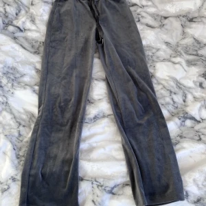 Gråa mjukisbyxor - Gråa Gina Tricot mjukisbyxor. Fint skick, säljer då jag inte använder längre! Storlek XXS och benlängd petite så de är lite kortare än de vanliga men inte mycket! 100kr+frakt💕