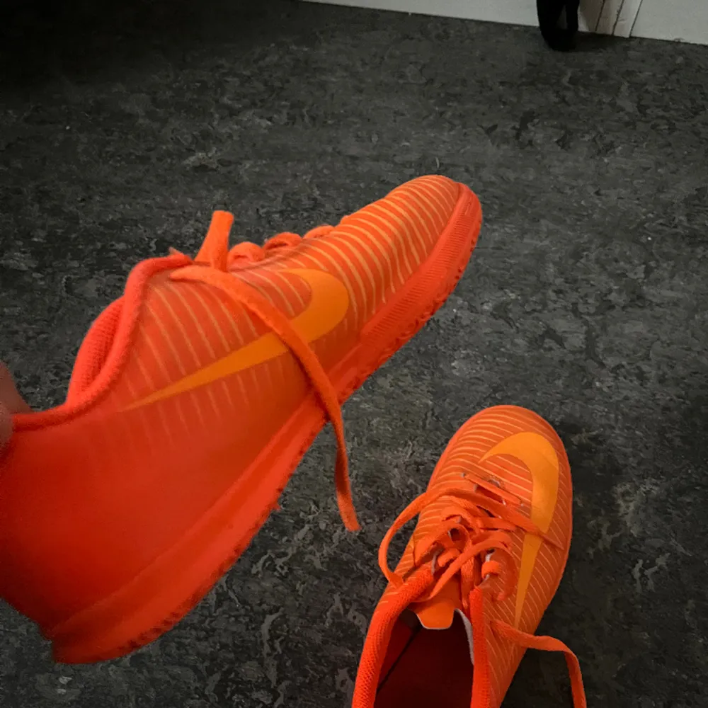 Storlek 37,5 neon orange ish använt 4 gånger. Märket är Nike . Skor.