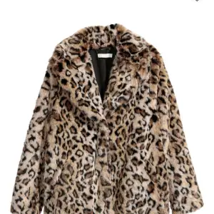 Leopard pälsjacka knappt använd, som inte säljs lämgre i storlek M💕 Skriv för fler bilder!!