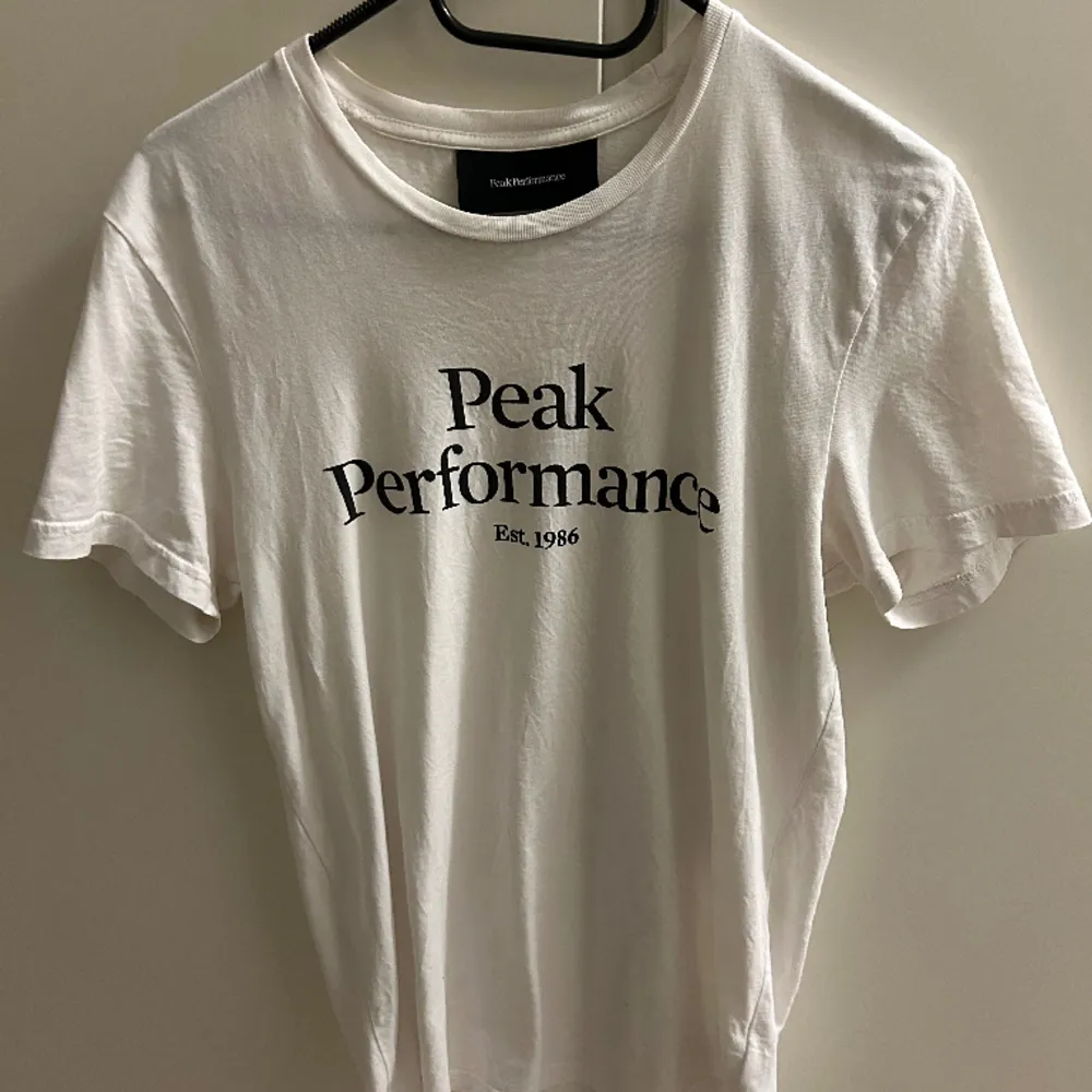 Säljer en knappt använd t-shirt från peak performance. Org pris 500kr. T-shirts.