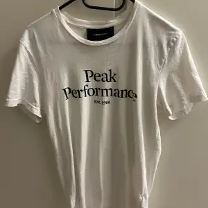 Säljer en knappt använd t-shirt från peak performance. Org pris 500kr