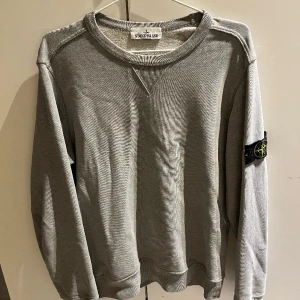 Stone Island tröja - Säljer min stone island tröja då den inte används längre. Bra skick förutom att det finns små fläckar här o där, men inget som märks
