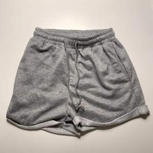 Jättefina gråa shorts perfekta till sommaren, mycket bra skick och bara använt fåtal gånger Skriv om du har några frågor💕