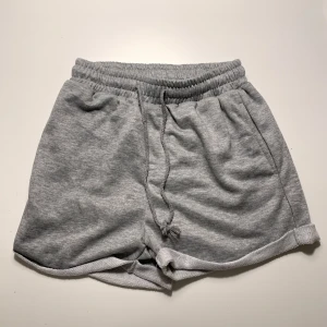 Grå shorts  - Jättefina gråa shorts perfekta till sommaren, mycket bra skick och bara använt fåtal gånger Skriv om du har några frågor💕