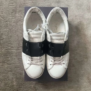 1800 - Sköna valentino garvani rockstud  Skick 6/10  Byte kan göras!  Pris kan självklart diskuteras! 