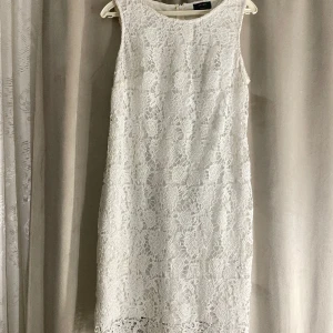 Vit klänning  - Säljer min vita späts klänning, som jag endast använd 1 gång och legat kvar i garderoben. Mycket god skick