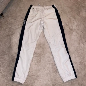 Lacoste byxor  - Värd 1200kr och oanvänd.
