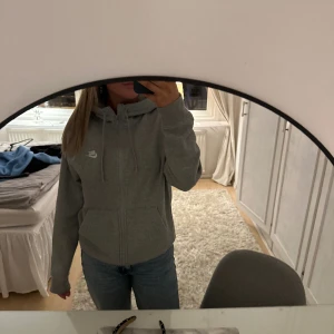 Nike zip hoodie  - Grå Nike zip hoodie i strl M som knappt är använd (nyskick)💞💞nypris 899kr säljer för 449kr