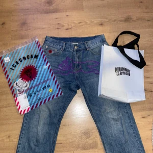Billionaire Boys Club Jeans - Bbc jeans i väldigt bra skick, köpta i USA men kvitto och tags finns kvar. Skriv om du har frågor. W33 L32. Priset är ej hugget i sten. 
