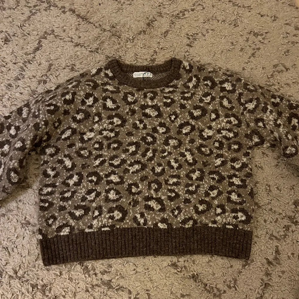 Så söt leopard stickad tröja 🐆🐆🐆köpt i England på jullovet och den är HELT ny och OANVÄND ❣️🐆storlek m men passar också mig som är xs/s. Tröjor & Koftor.