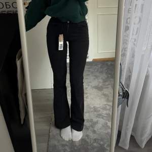 Helt oanvända midwaist jdy jeans i stlk 26 längd 34 !! Hann aldrig skicka tillbaka så jag säljer de här! 