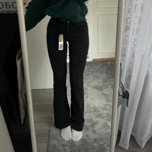 JDY jenas - Helt oanvända midwaist jdy jeans i stlk 26 längd 34 !! Hann aldrig skicka tillbaka så jag säljer de här! 