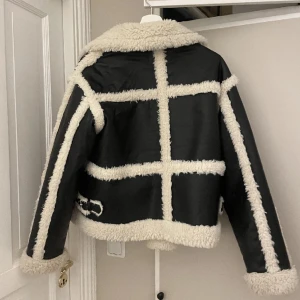 Fodrad skinnjacka - Jättesnygg, varm och cool jacka perfekt nu till kyligare dagar💗är väldigt varm så går att ha nu även när det är kallt. Nästintill oanvänd, nypris 899kr💗