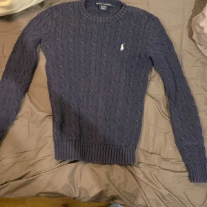 Mörkblå Ralph Lauren tröja (stickad) dam - Jättefin tröja i bra skick, den har bara används några få gånger.  Priset går att diskuteras 