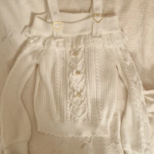 Off shoulder tröja  - Jätte lik liz lisa versionen och är i bra skick, har använt den max 5 gånger (asiatisk one size) og pris:600kr (reserverad för Nubia)