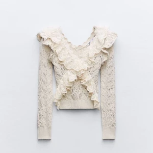 Beige ZARA tröja  - Denna varan säljs inte längre på zara då jag köpte den i vintras. Den har inga täcken på skador då den bara använts 3 gånger. Skriv för fler bilder o frågor💕