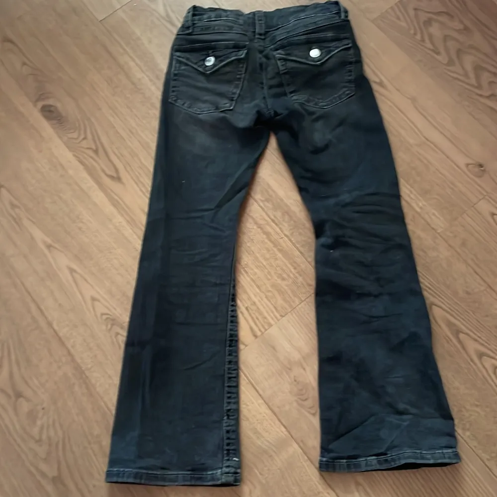 Svarta jeans från Gina trocot lowwaist bootcut. Jeans & Byxor.