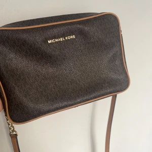 Michael Kors väska - Nypris:2200 kr, min pris: 500 kr. Det finns tecken på anvädning men de syns inte så mycket, annars är allt i bra skick.❤️