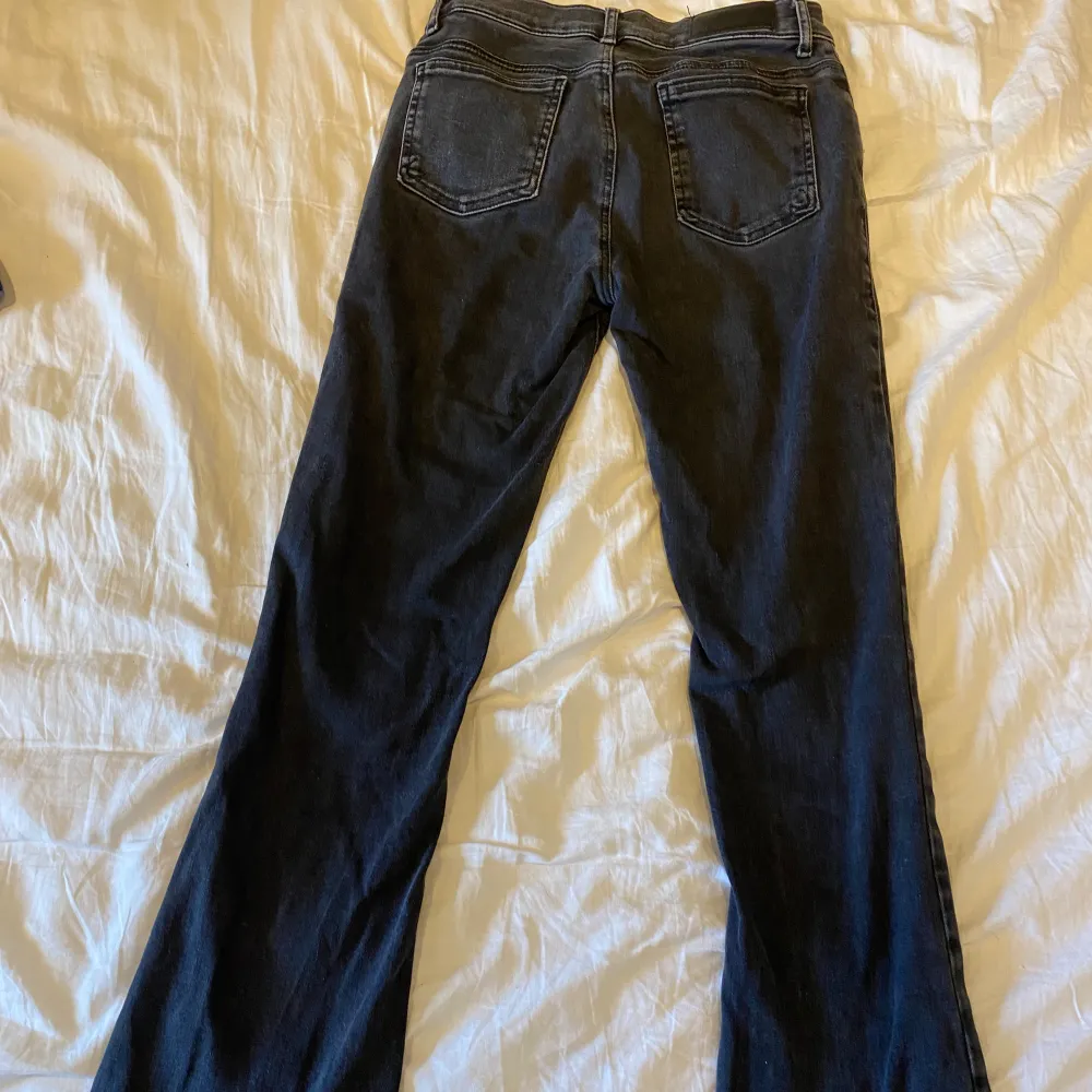 Säljer dessa jätte fin lågmidjade bootcut jeansen då de inte kommer till användning längre. (Färgen på dem är lite ut-tvättad)   I jeansen insida står det att de är storlek 31 men skulle vilja säga att de sitter som en xs/S då de är töjbara💕. Jeans & Byxor.