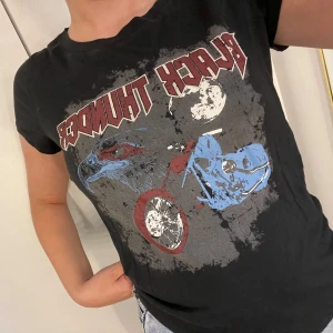 T-shirt - Jättesnygg t-shirt med tryck. T-shirten är använd men har inga skavanker. ❤️🍒