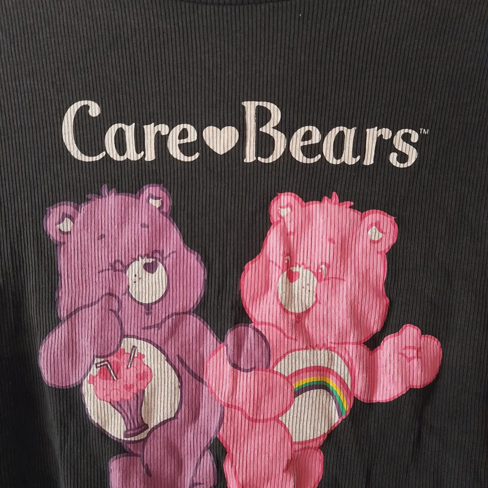 Care bear crop top i storlek small, bomull. Köpt på Pull & Bear via zalando. Använd men bra skick:). T-shirts.