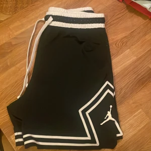 Basketshorts - Svarta och vita Jordan shorts i nyskick