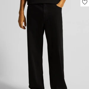 Baggy jeans  - Säljer dessa baggy jeans ifrån berhska åt min bror dem e lite urtvättade där av priset! Använda få gånger köpta för 400