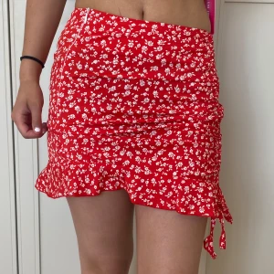 Kjol - Helt oanvänd jätte fin röd sommar kjol som passar XS. Säljer eftersom den är för liten för mig. Den är i jätte bra skick! 💗