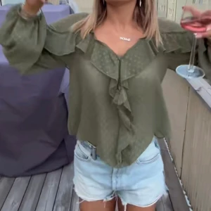 Grön blus! - Säljer denna fina blus! Önskas fler bilder är det bara att fråga🤗 endast använd en gång o har inga defekter💛