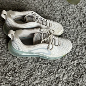 Vita Nike Airmax: 40,5 - Skick 6/10 de är använda och lite smutsiga på fronten. Men ändå väldigt onanvända. Pris går att diskutera.