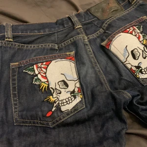 Ed Hardy jeans  - As balla ed Hardy jeans i bra skick. Den jag köpte de av sa att de var L men de är mer S. Går att mötas upp