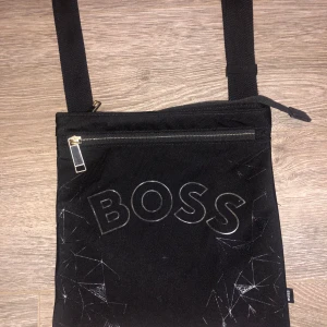 Hugo boss - Säljer pga att den ej används längre. Fint skick, nypris ca 1400. Priset är inte hugget i sten kan ändras vid snabb affär endast seriösa köpare. Mvh