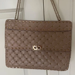 Valentino garavani väska  - Fin Valentino väska i nyskick! Mått 30x20x8cm, kvitto och dustbag medföljer.